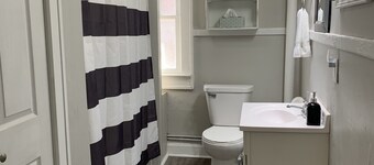 Cozy 1 Bedroom House, Free Parking, Highway Access