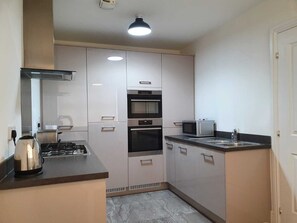 Frigorifero, microonde, forno, piano cottura