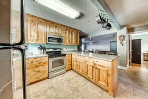 Coffee/tea maker, cookware/dishes/utensils