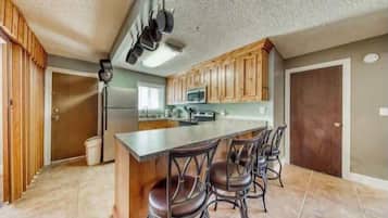 Coffee/tea maker, cookware/dishes/utensils