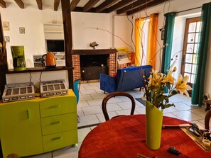 Una Smart TV, una chimenea