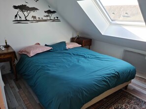 3 bedrooms, desk, iron/ironing board, free WiFi