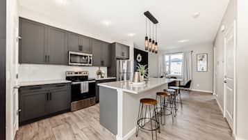 Een koelkast, een magnetron, een oven, een kookplaat