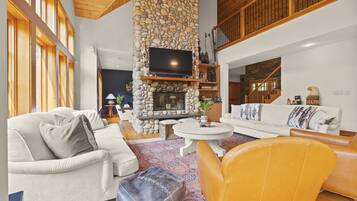 Smart-tv, eldstad, tv-spel och kontor