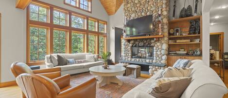 スマートテレビ、暖炉、テレビゲーム、書斎 / ワークスペース