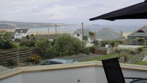 Ein Wohngebiet mit Häusern, einem Strand und Blick auf das Meer.