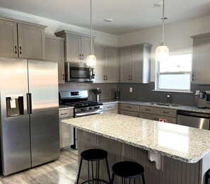 Refrigerador, microondas, horno y parrilla de estufa 