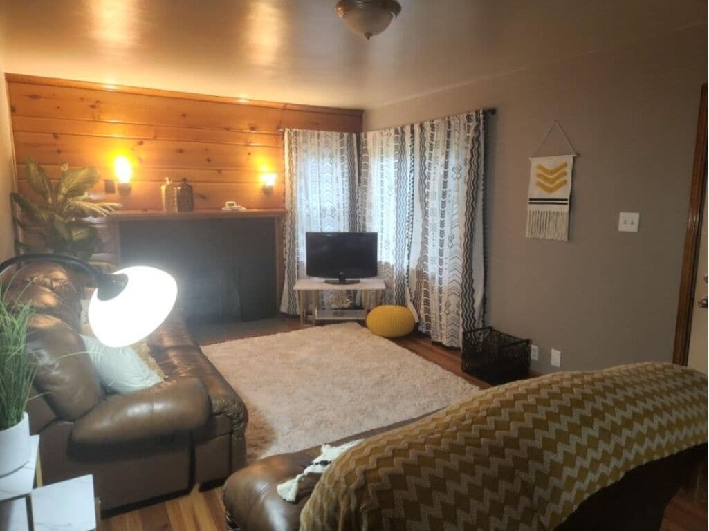 Cheerful two bedroom home with huge quiet backyard