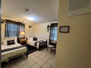 3 habitaciones, escritorio, tabla de planchar con plancha y wifi gratis