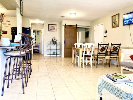 Dining. 1 mile of I-95.Catch Cumberland Island ferry,beach horse riding, Zoo,JAX airport