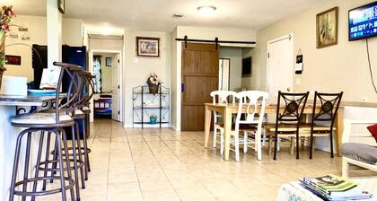 1 mile of I-95.Catch Cumberland Island ferry,beach horse riding, Zoo,JAX airport