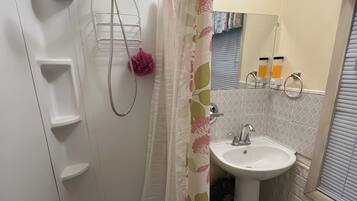 Ensemble douche/baignoire, sĂšche-cheveux, serviettes fournies, savon
