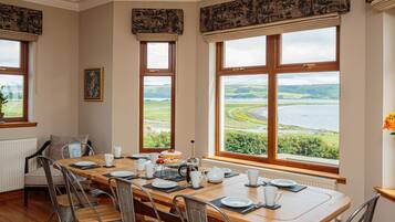 Casa de campo | Cocina privada | Refrigerador, lavavajillas, tetera eléctrica y tostadora