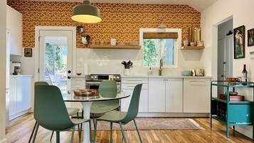 Jääkaappi, mikroaaltouuni, uuni, liesi