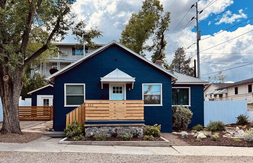 Renovated Retro Bungalow - Walk to Downtown!
