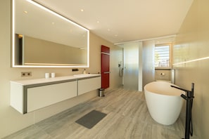 Badewanne, Haartrockner, Handtücher