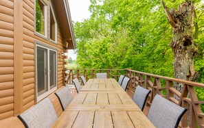 Outdoor dining - Bourbon Trail Cabin -- Central to the Distilleries (Willisburg)