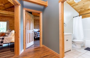 Een bad, een haardroger, handdoeken, zeep