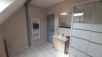 Douche, sĂšche-cheveux, serviettes fournies, savon