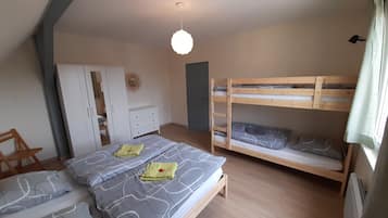 1 habitación, tabla de planchar con plancha y cuna de viaje