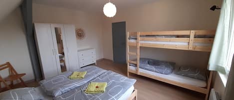 1 soverom, strykejern/-brett, reiseseng for barn og wi-fi (inkludert)