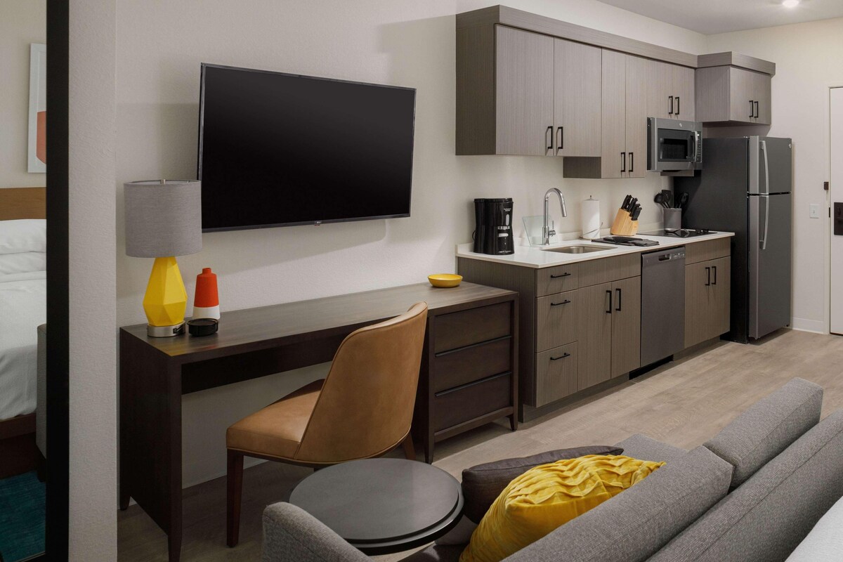 Studio Mobility Accessible Suite, 1 King Bed, Bathtub with Grab Bars/Seat
