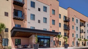 Monikerroksinen hotelli, jonka moderni julkisivu on osoitteessa 1905. Hotellissa on parvekkeita, suuret ikkunat ja ulkotiloja, joissa on istuimia.