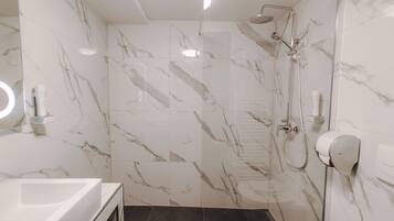 Ein modernes Badezimmer mit Dusche, Waschbecken und Toilette.