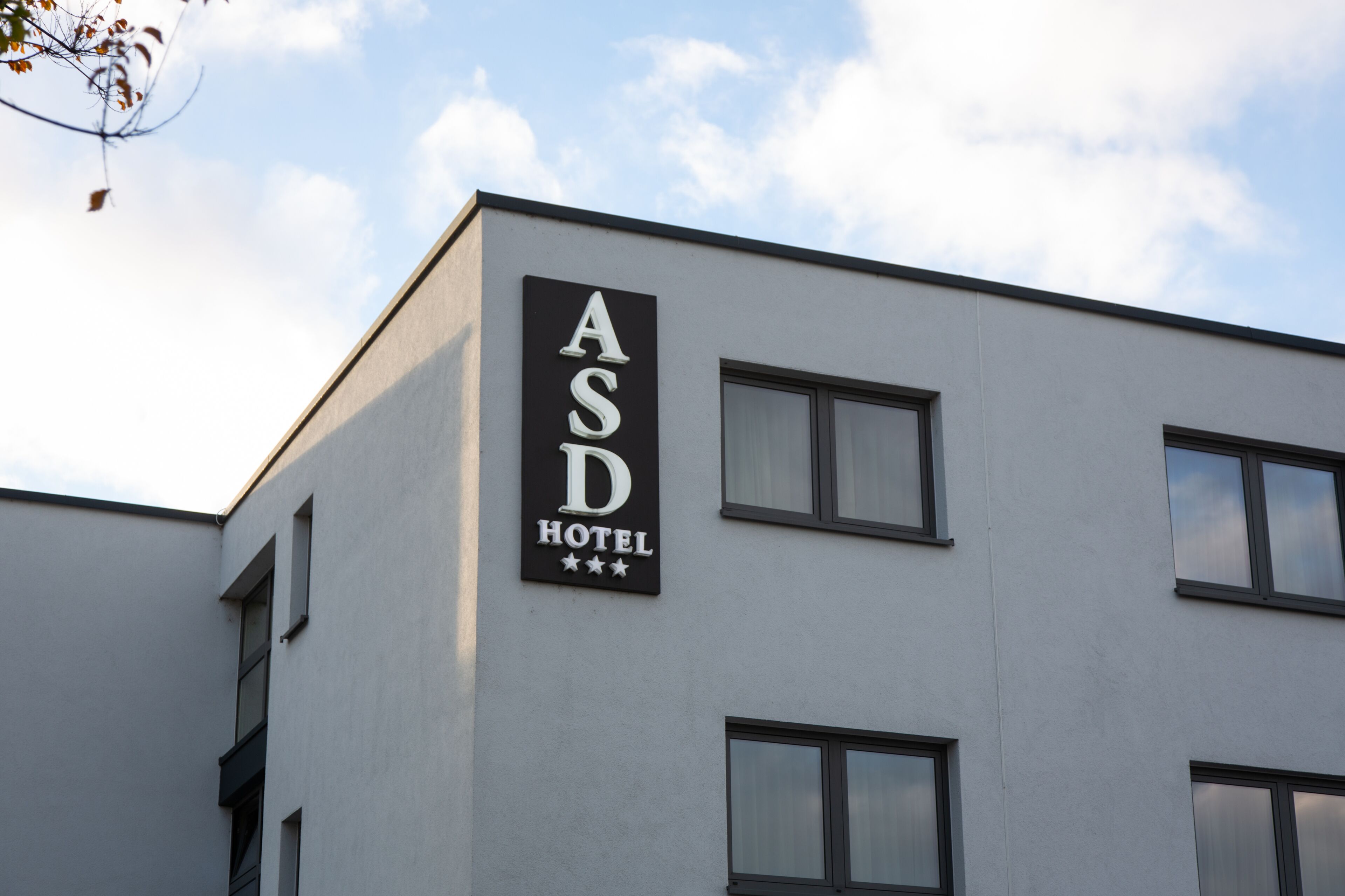 Un edificio con un letrero que dice "ASD HOTEL" con tres estrellas.