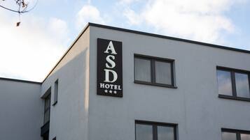 Un edificio con un letrero que dice "ASD HOTEL" con tres estrellas.