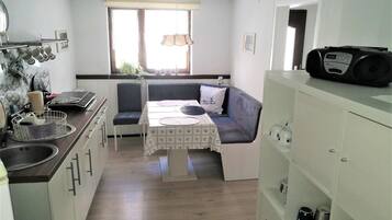 Geladeira, micro-ondas, fogão, lava-louças