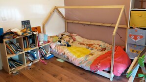 A child's bedroom with a bunk bed, a bookshelf, and a desk. - Beautiful apartment at the gateway to the Medoc (BRUGES)