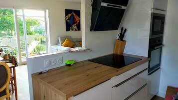 Fridge, microwave, oven, stovetop