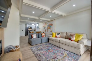 Smart TV y chimenea 