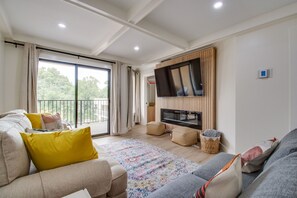 Smart TV y chimenea 