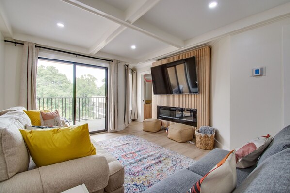 Smart TV y chimenea 