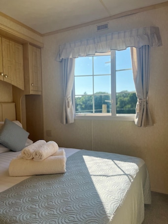 3 bedrooms, iron/ironing board, free WiFi, bed sheets. Heavenly Retreat - spacious & peaceful with patio