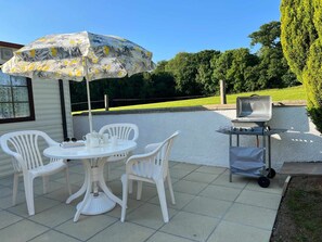 Outdoor dining - Heavenly Retreat - spacious & peaceful with patio (Ciliau Aeron)
