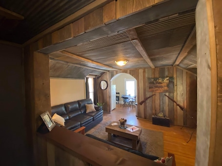 Smart TV, ping pong, books. White House Lodge-Cabin Loft Studio