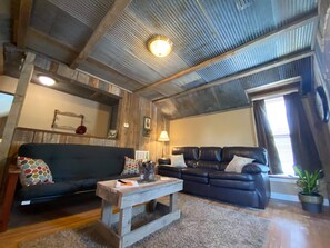 TV connectée, table de tennis de table, livres