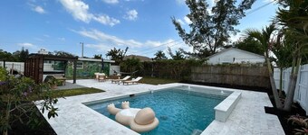 Pool, Hot tub, 5 min to beach! The Monkey Cottage!