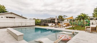 Pool, Hot tub, 5 min to beach! The Monkey Cottage!