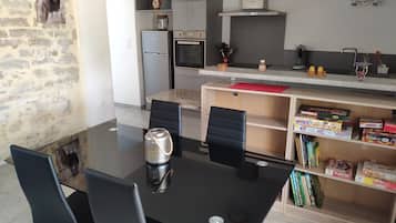 Een koelkast, een magnetron, een oven, een kookplaat