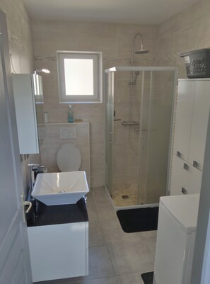 Shower, eco-friendly toiletries, hair dryer, towels - Stone house 3★, quiet and nature, South Ardèche - Orgnac l'Aven   (Orgnac-l'Aven)