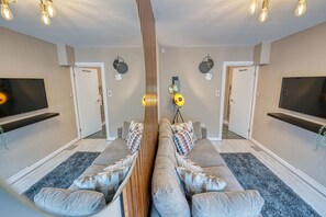 House, Private Bathroom, Garden View | Lounge - Maple House (Solihull)