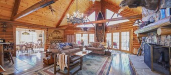 Cabin Retreat with private lake and hot tub!