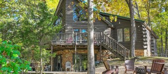Cabin Retreat with private lake and hot tub!