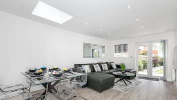 Departamento Deluxe, baño en la habitación, vista al jardín (Ground Floor) | Lounge