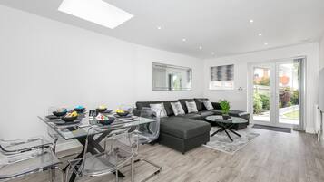 Deluxe Apartment, Ensuite, Garden View (Ground Floor) | Lounge