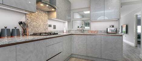 Departamento Deluxe, baño en la habitación, vista al jardín (Ground Floor) | Cocina compartida